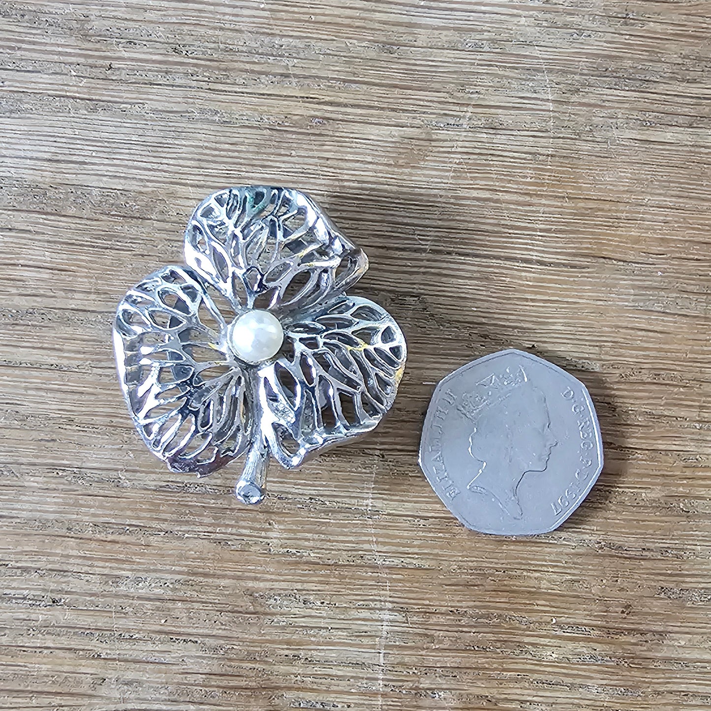 1960s/70s silver-tone shamrock scarf clip with faux pearl centre