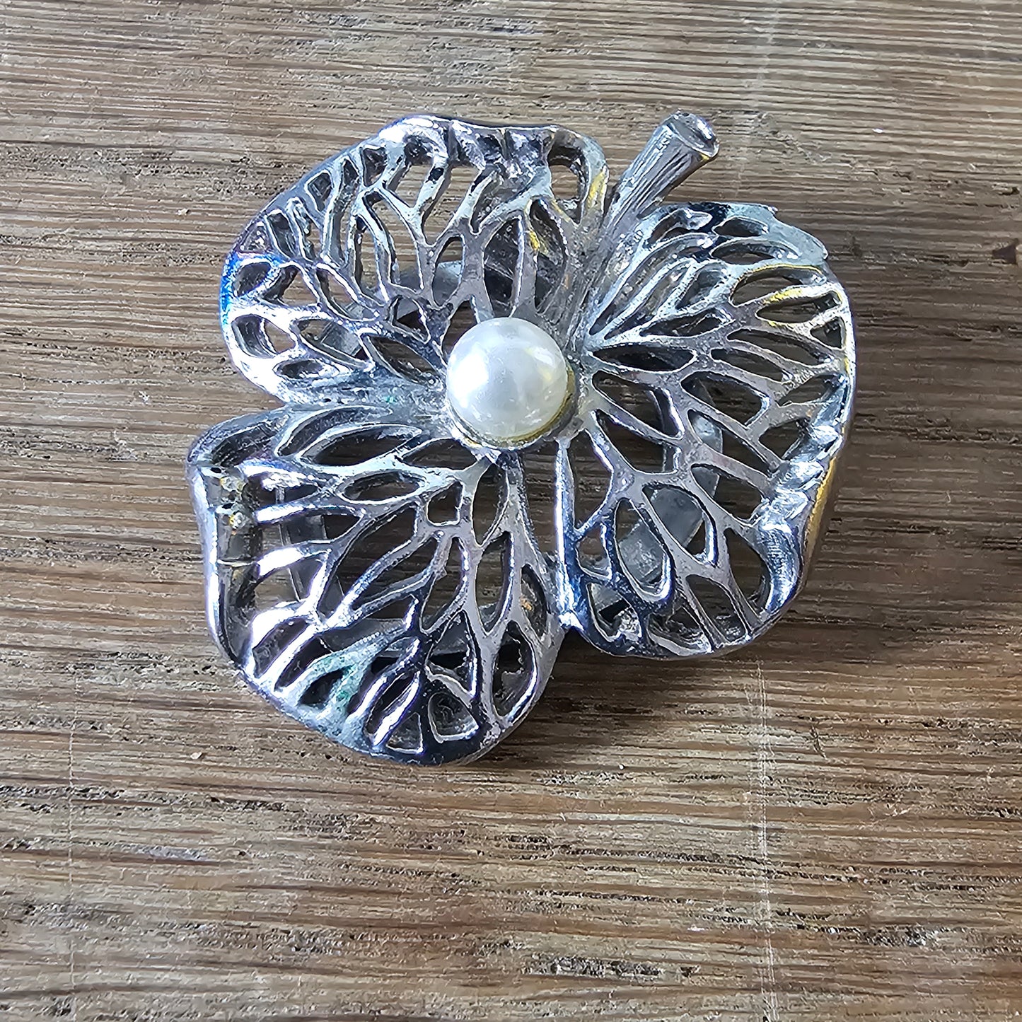 1960s/70s silver-tone shamrock scarf clip with faux pearl centre