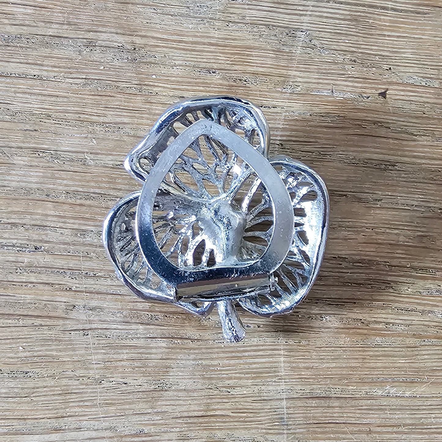 1960s/70s silver-tone shamrock scarf clip with faux pearl centre