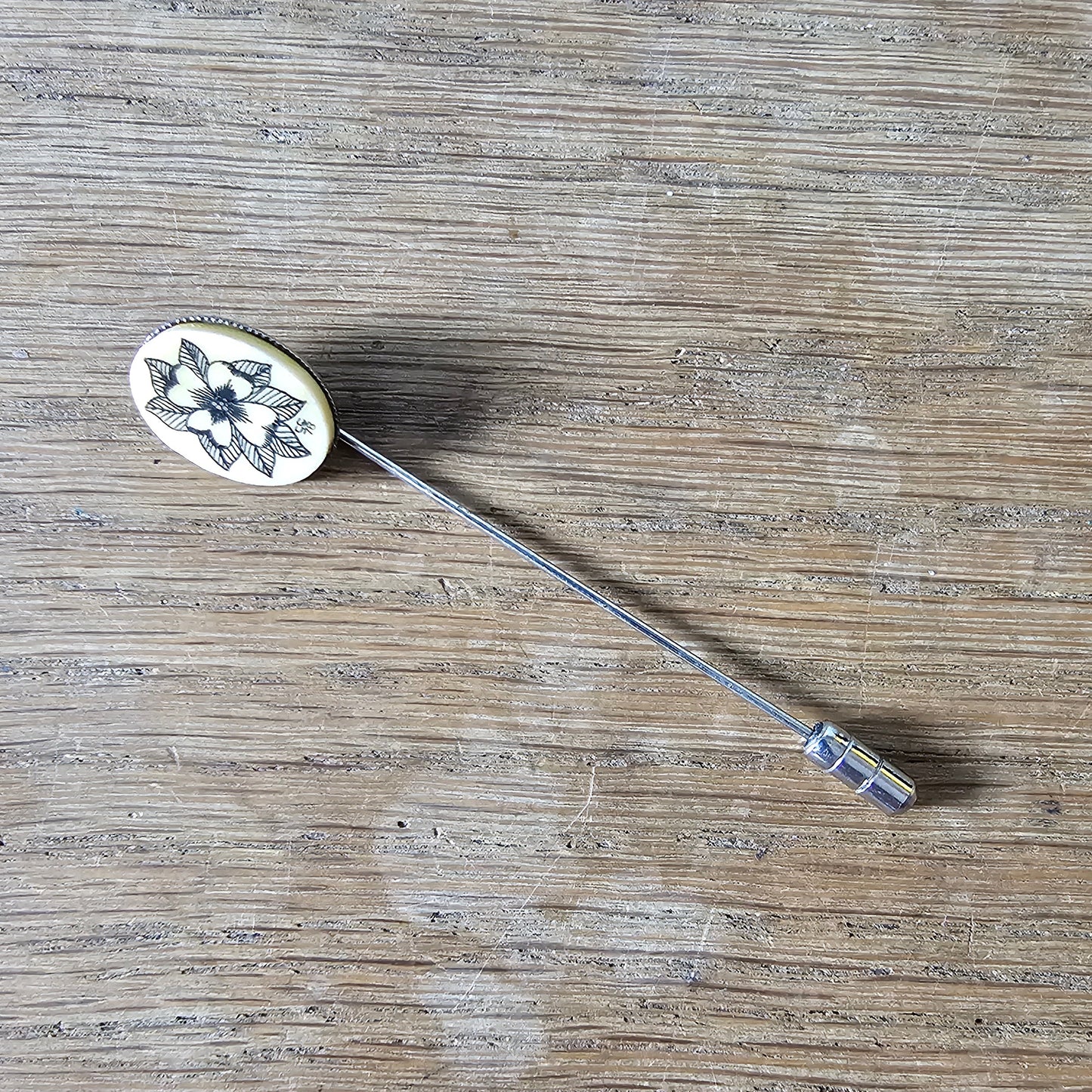 1978 signed bone floral scrimshaw-style silver-tone stick/lapel pin