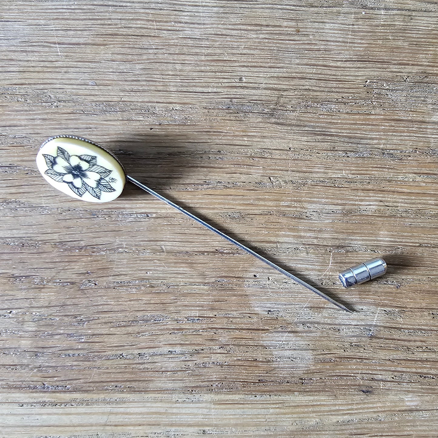 1978 signed bone floral scrimshaw-style silver-tone stick/lapel pin