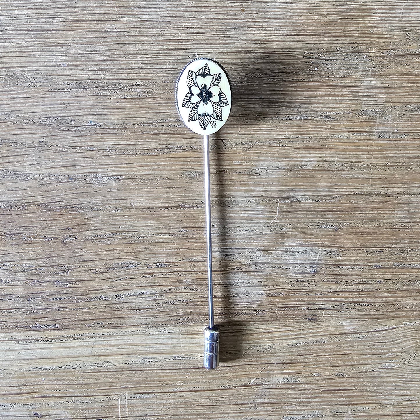 1978 signed bone floral scrimshaw-style silver-tone stick/lapel pin