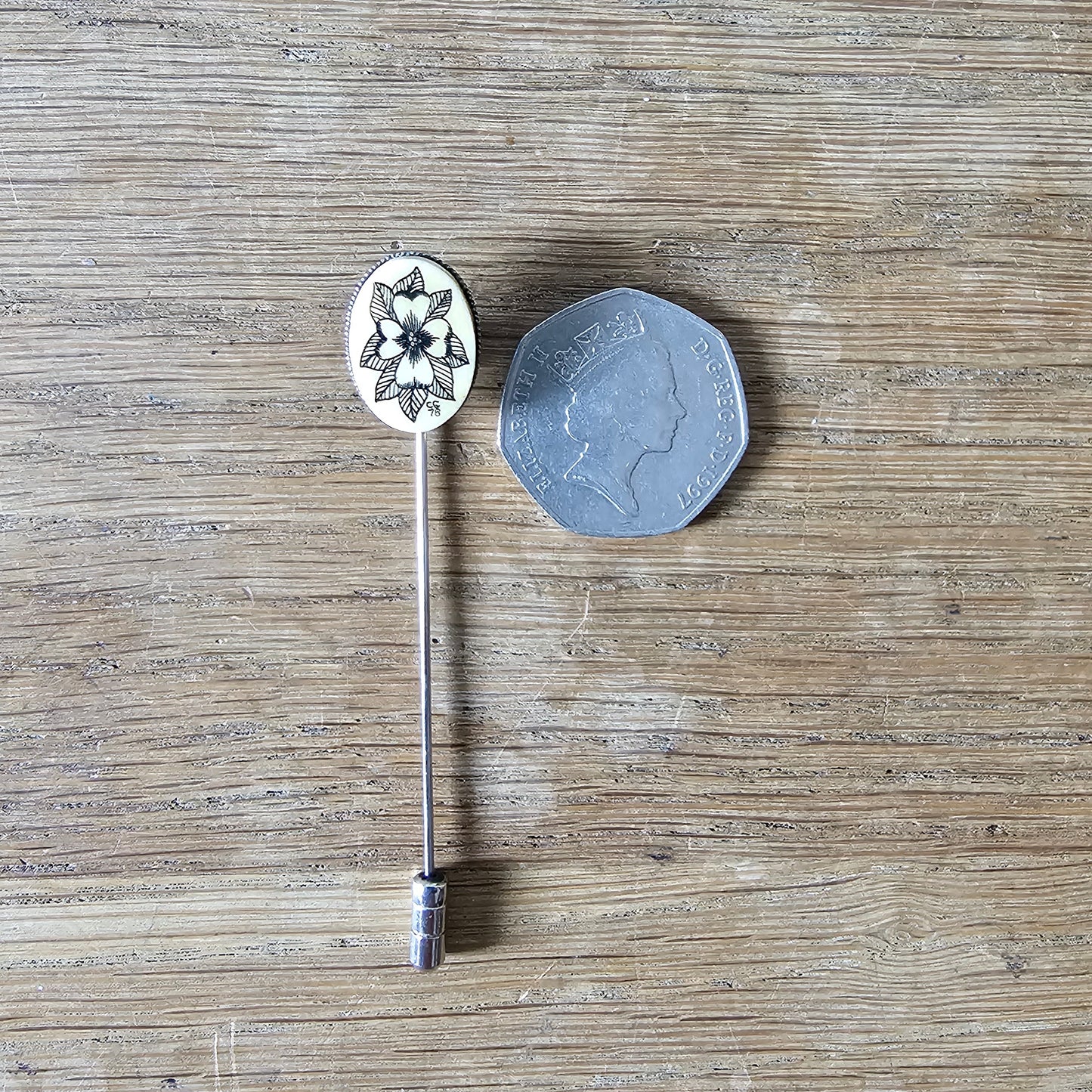 1978 signed bone floral scrimshaw-style silver-tone stick/lapel pin