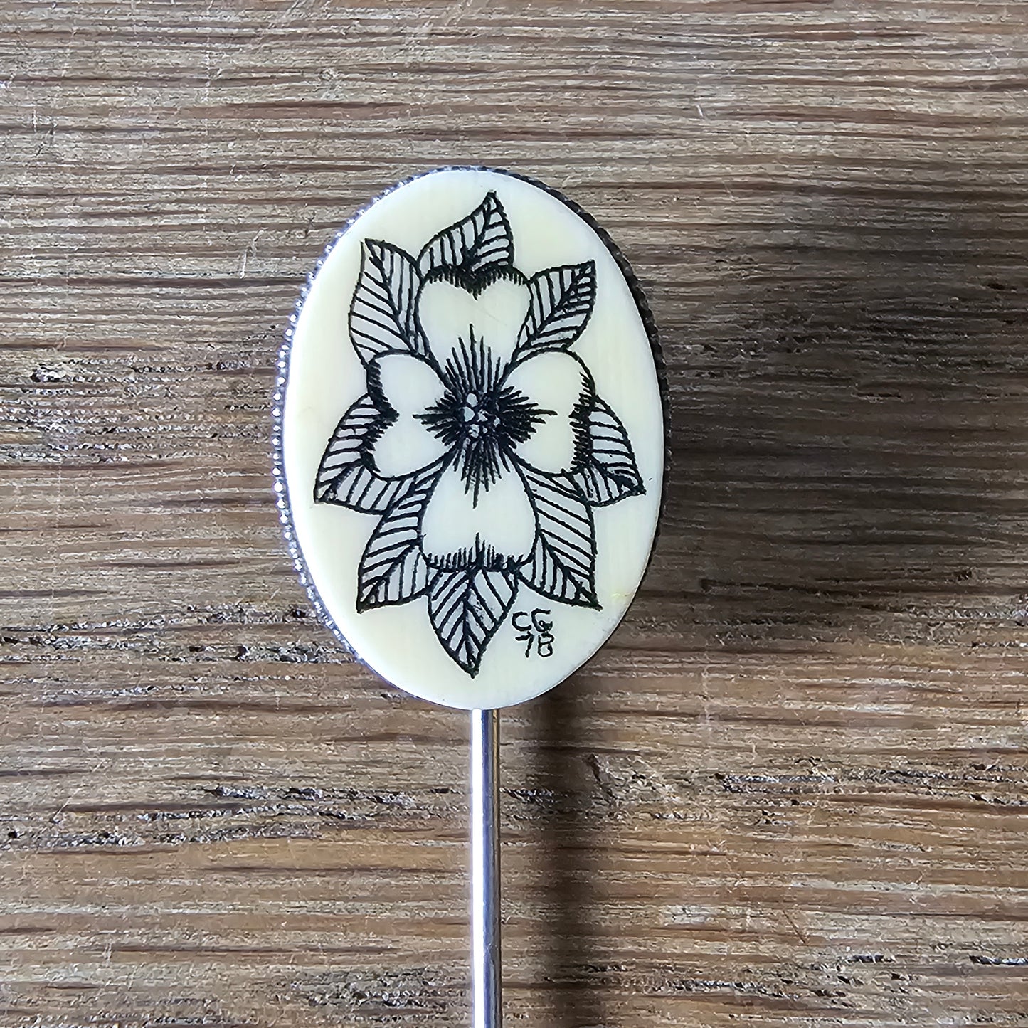 1978 signed bone floral scrimshaw-style silver-tone stick/lapel pin
