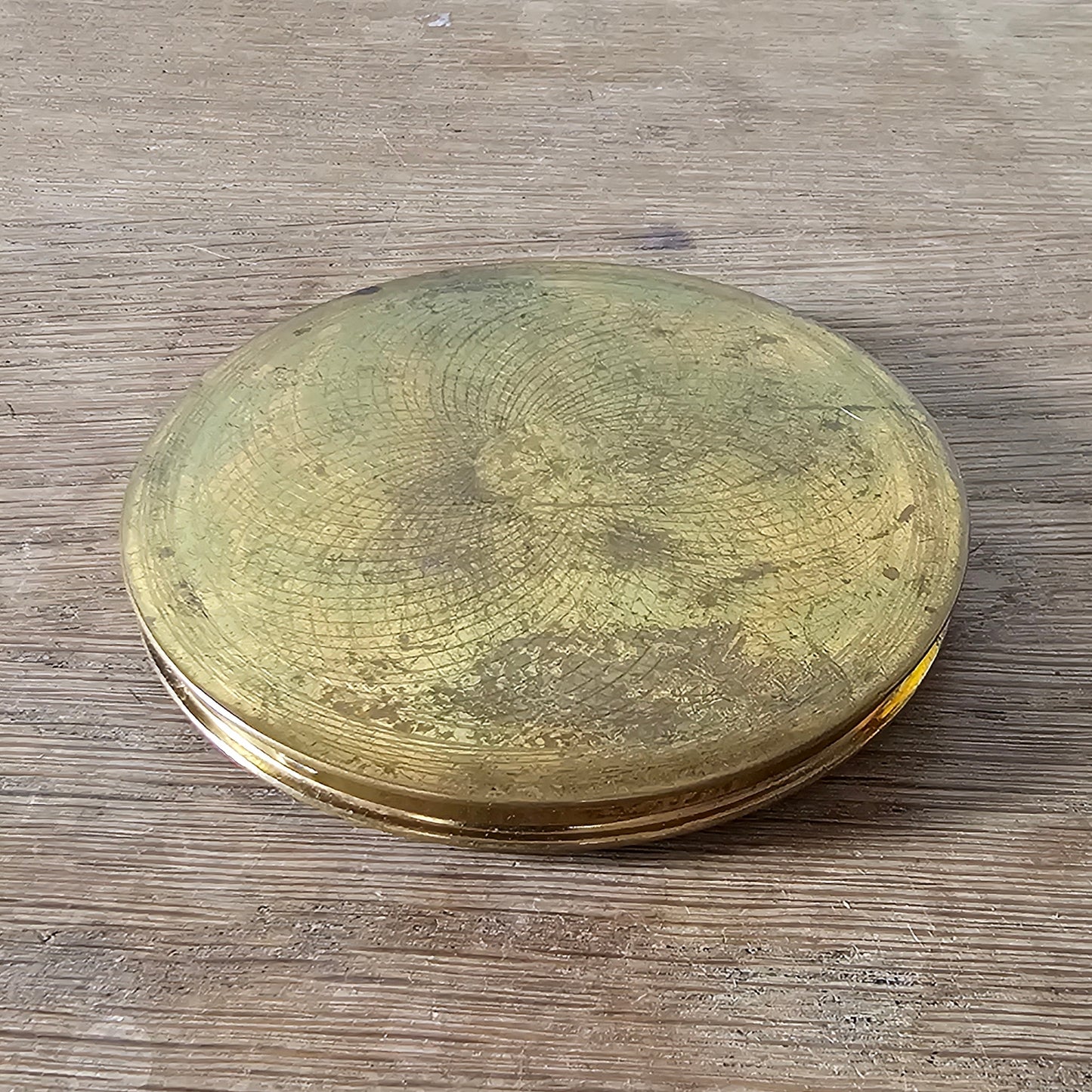 1950s/60s gold-tone powder compact with geometric concentric design