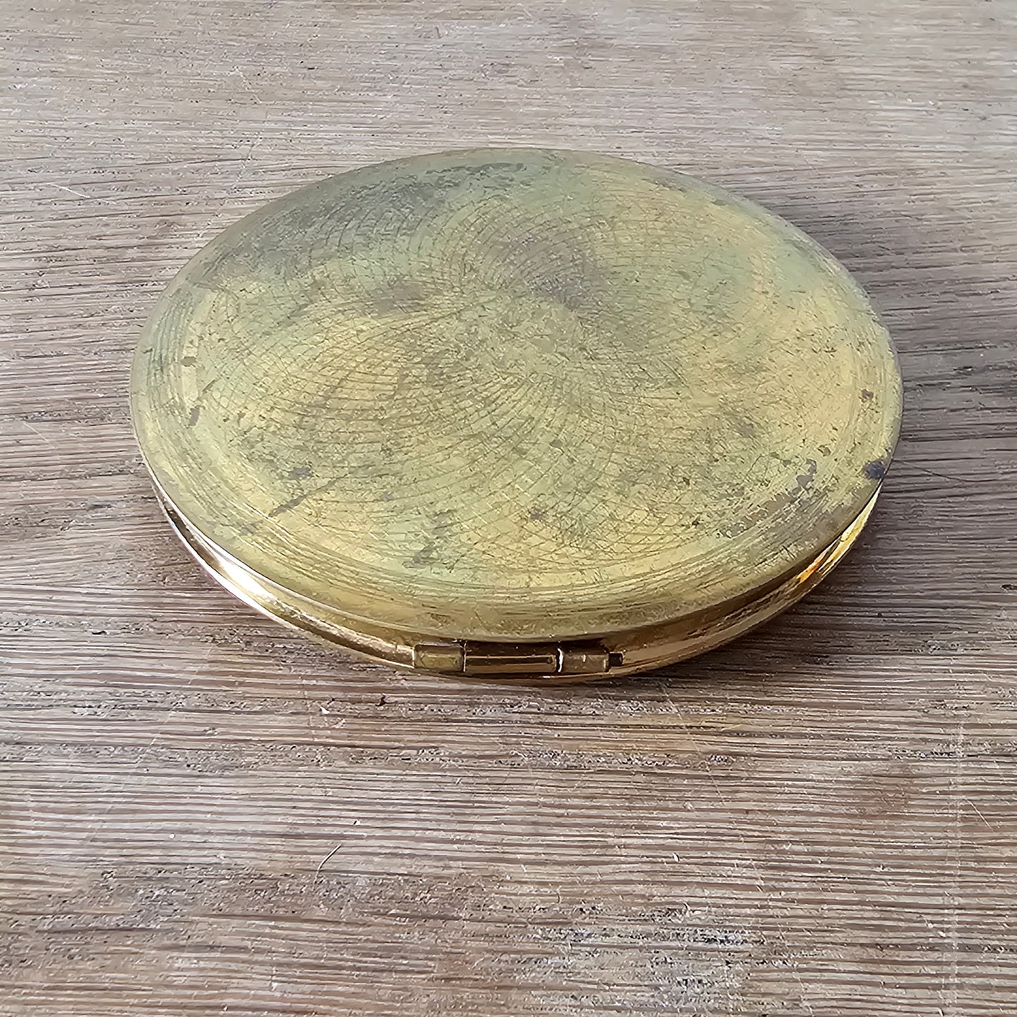 1950s/60s gold-tone powder compact with geometric concentric design