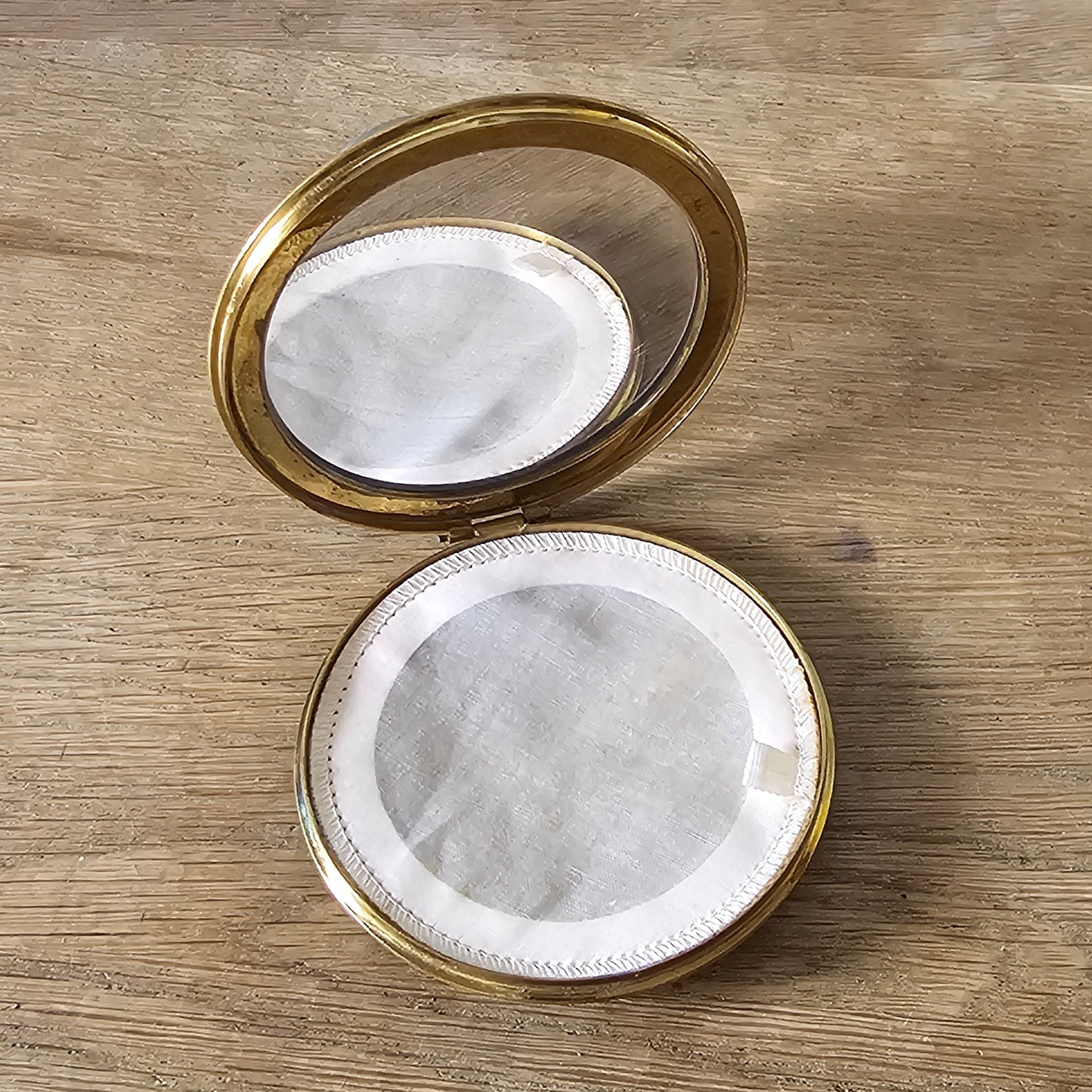 1950s/60s gold-tone powder compact with geometric concentric design