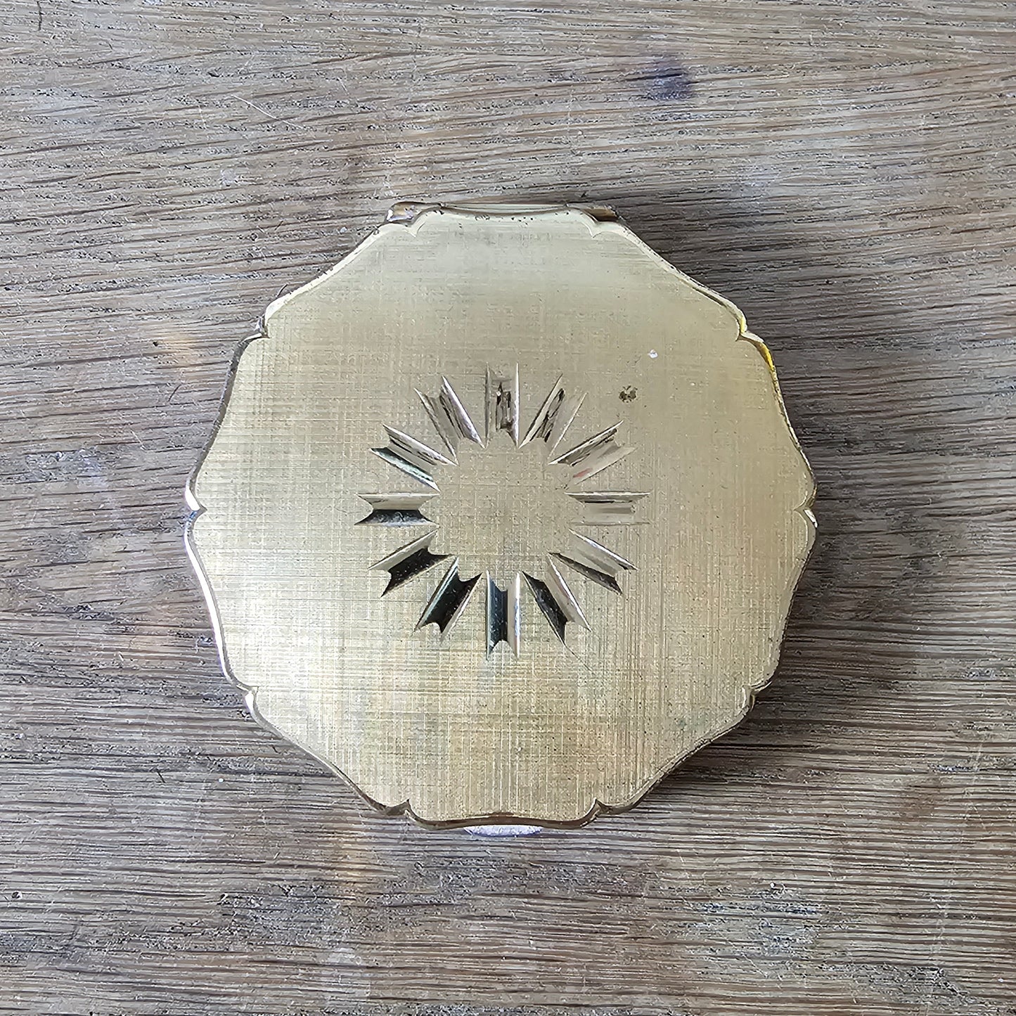 1960s Stratton brushed gold-tone scalloped powder compact with starburst detail