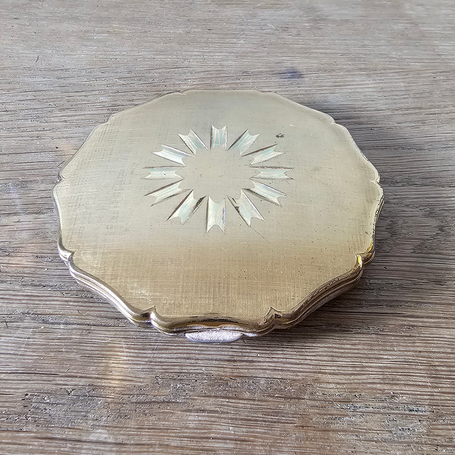 1960s Stratton brushed gold-tone scalloped powder compact with starburst detail