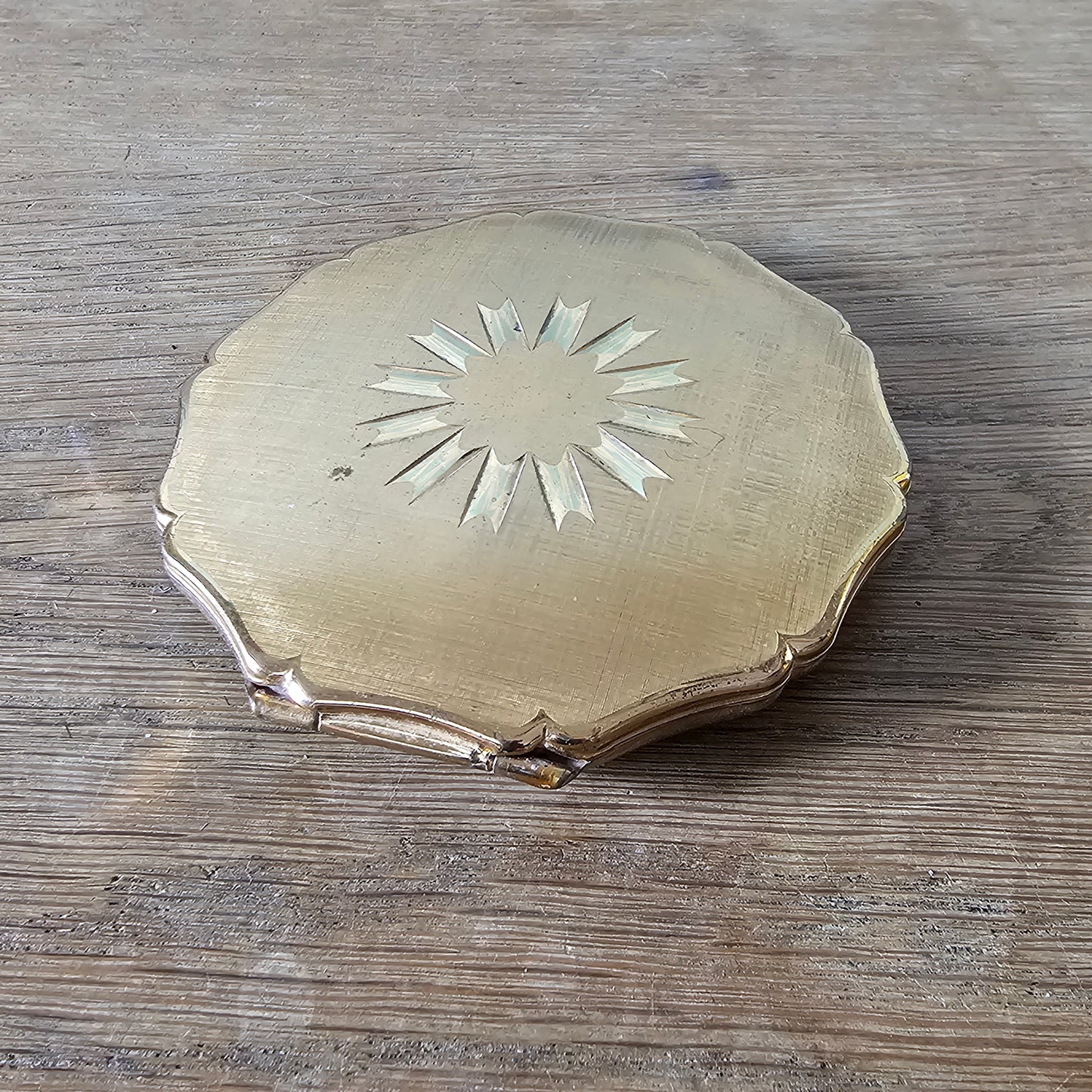1960s Stratton brushed gold-tone scalloped powder compact with starburst detail