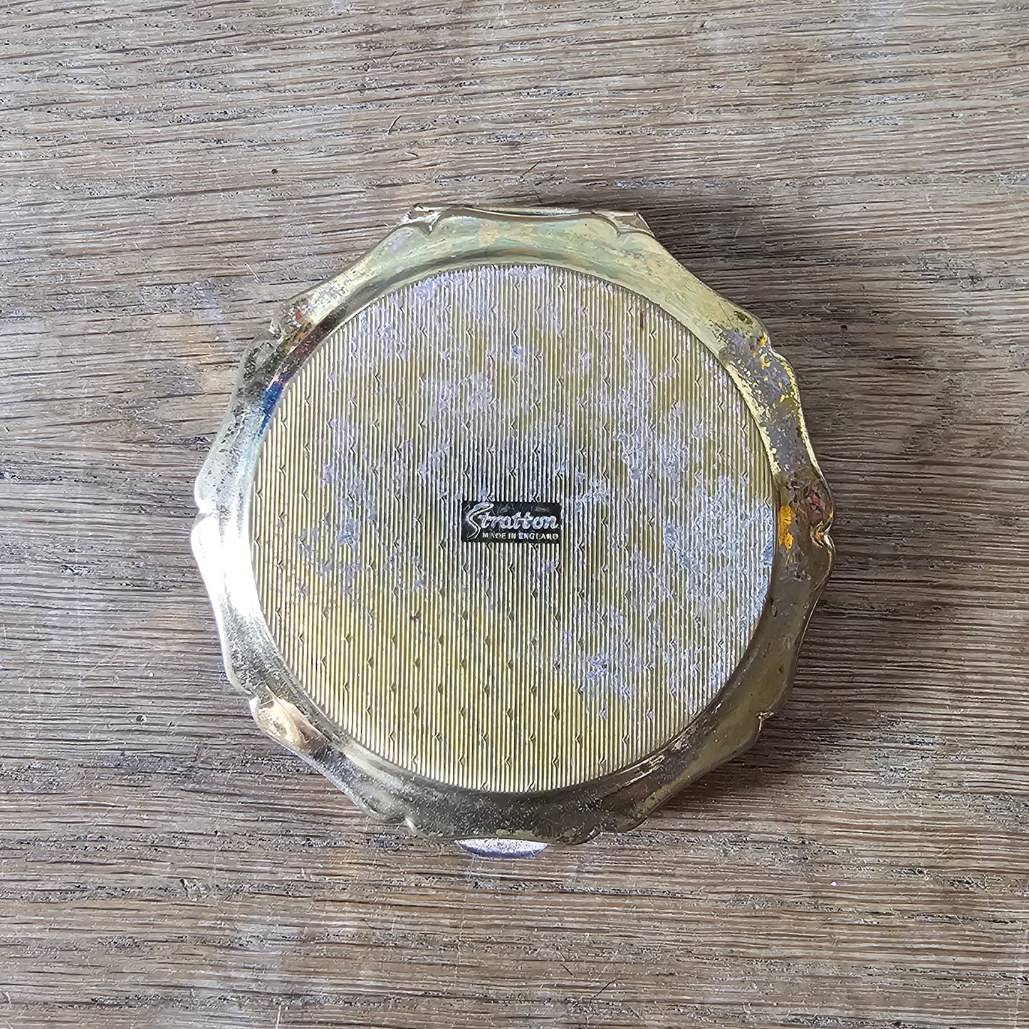 1960s Stratton brushed gold-tone scalloped powder compact with starburst detail