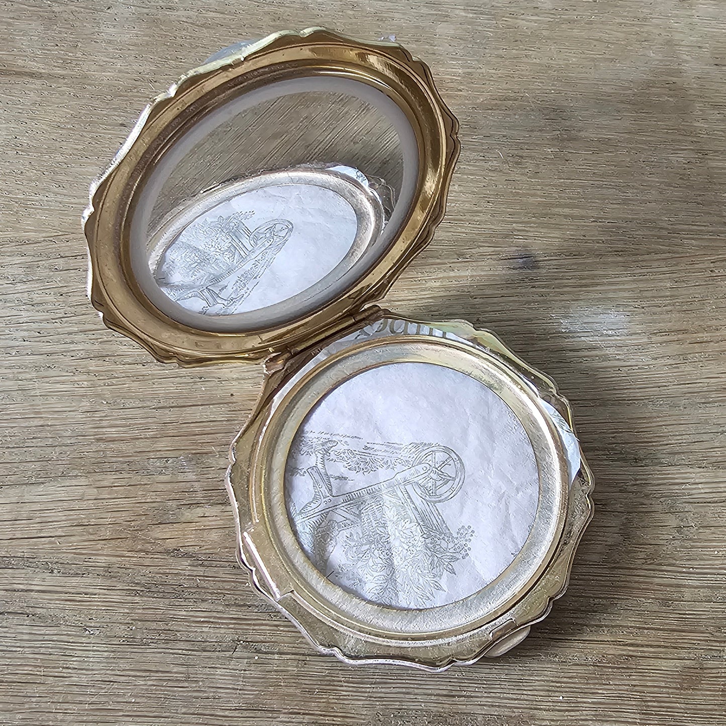 1960s Stratton brushed gold-tone scalloped powder compact with starburst detail