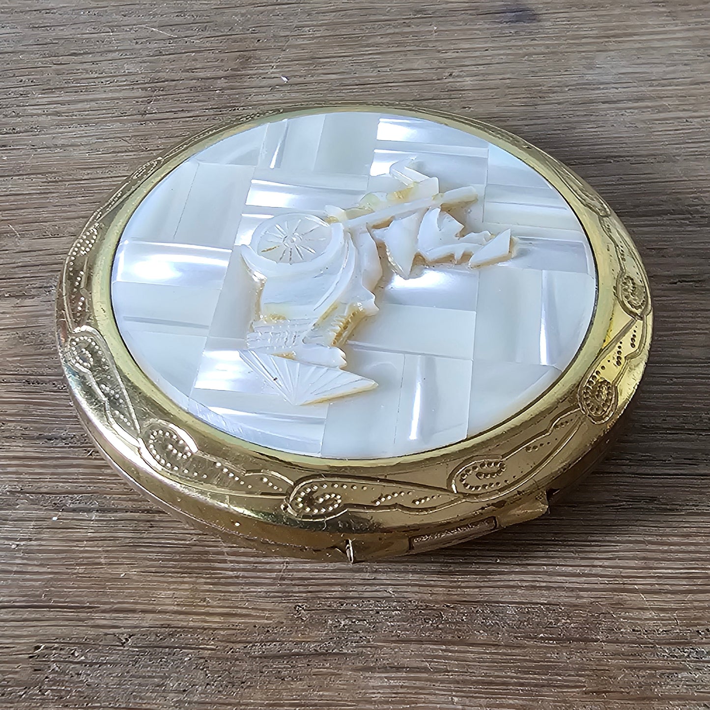1950s gold-tone & Mother-of-Pearl Chinese rickshaw powder compact