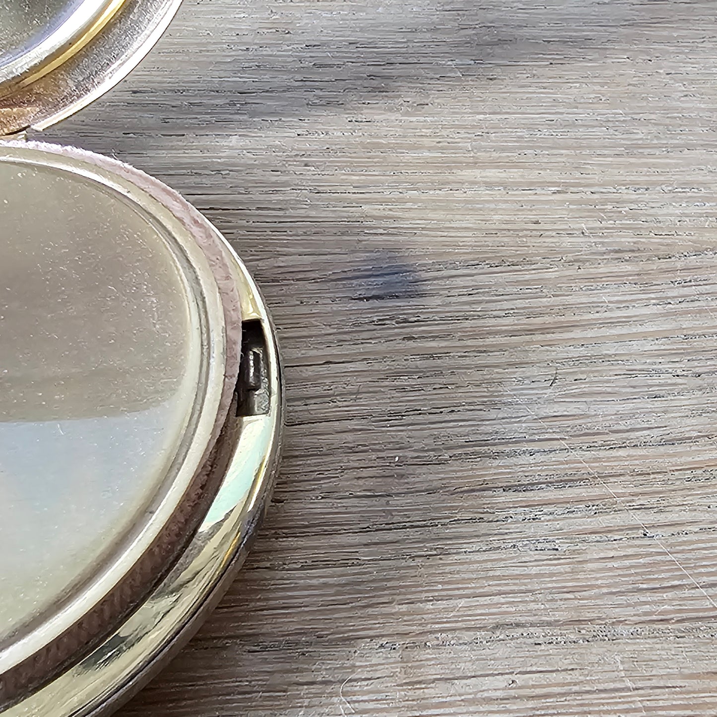 1950s gold-tone & Mother-of-Pearl Chinese rickshaw powder compact