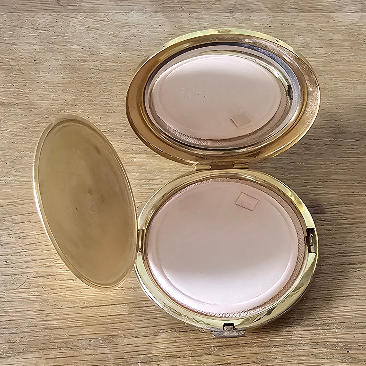 1950s gold-tone & Mother-of-Pearl Chinese rickshaw powder compact