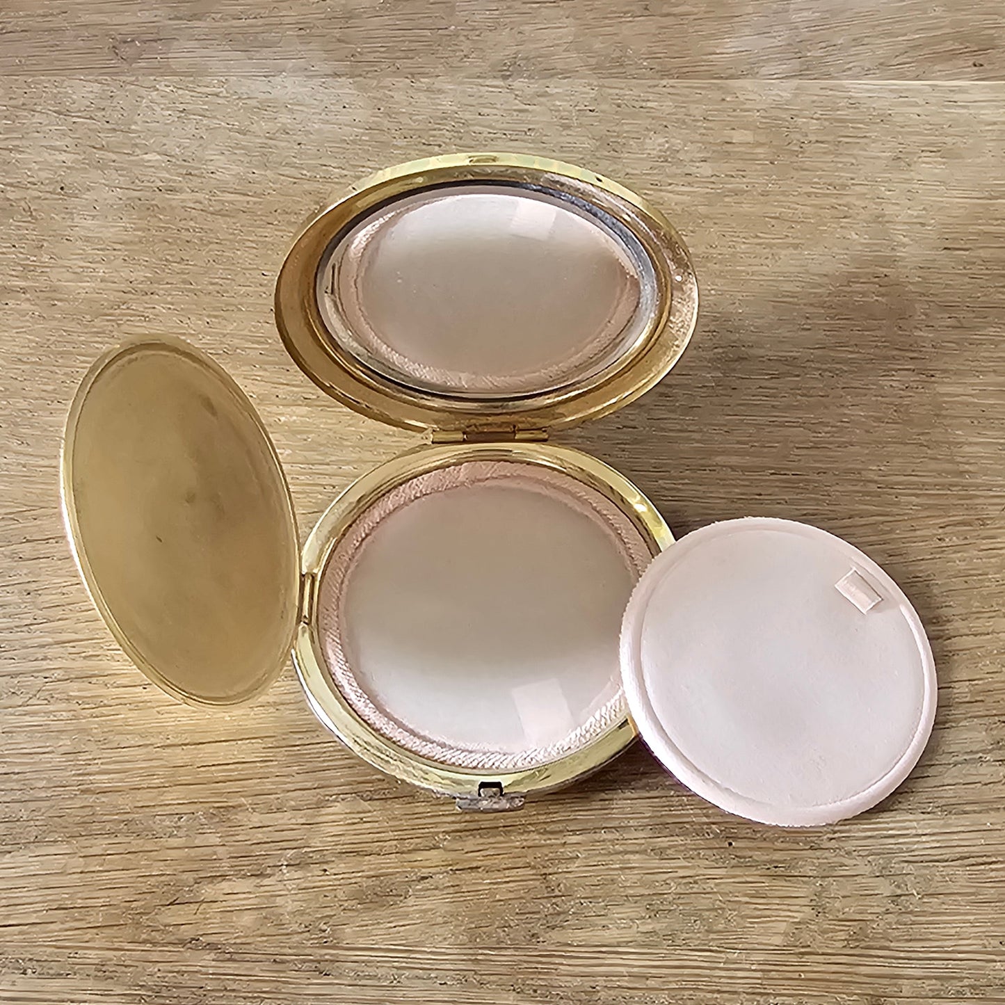 1950s gold-tone & Mother-of-Pearl Chinese rickshaw powder compact