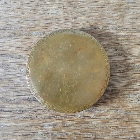 circa. 1940s gold-tone powder compact with chain-link border design