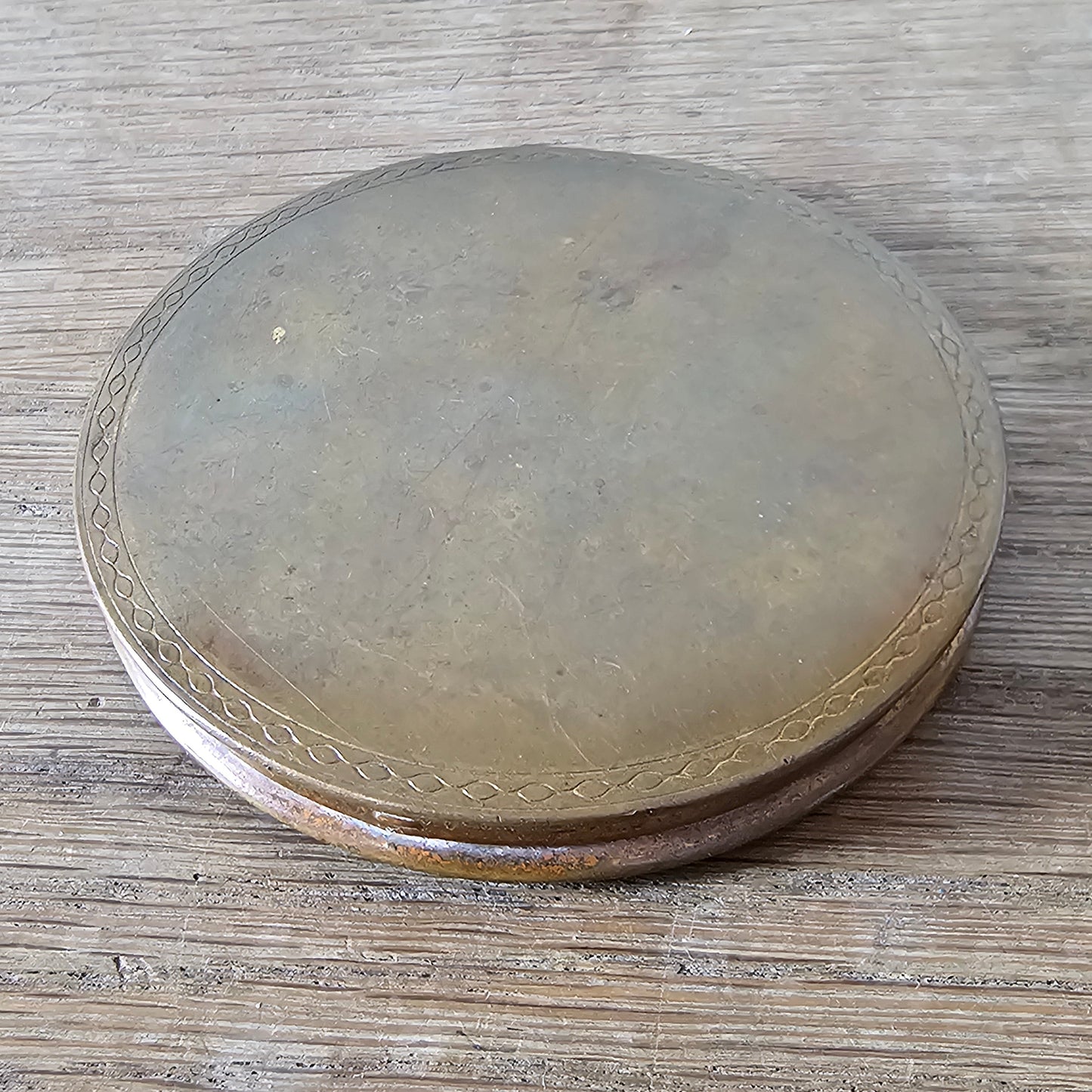 circa. 1940s gold-tone powder compact with chain-link border design