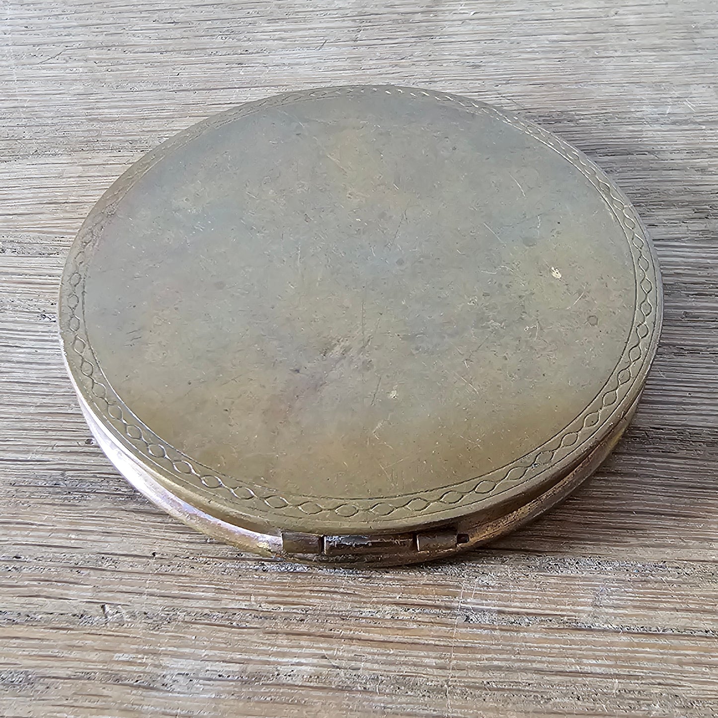 circa. 1940s gold-tone powder compact with chain-link border design
