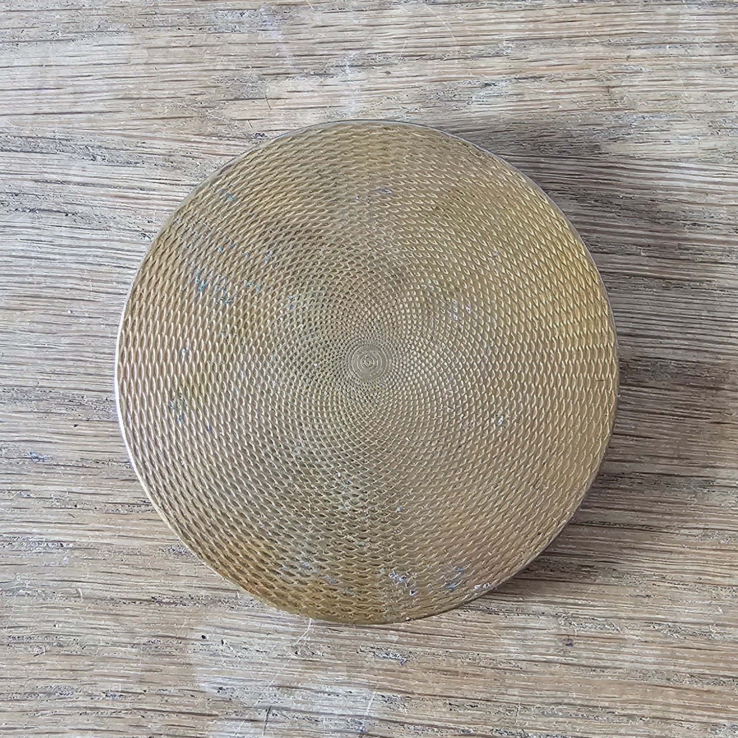 circa. 1940s gold-tone powder compact with chain-link border design