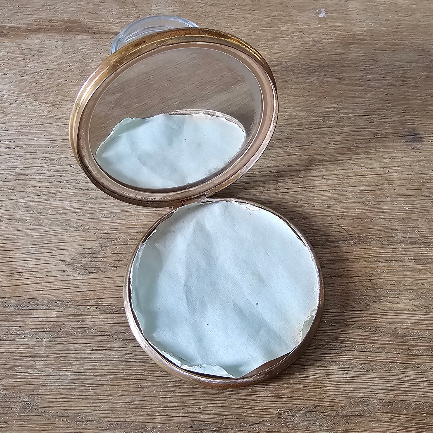 circa. 1940s gold-tone powder compact with chain-link border design