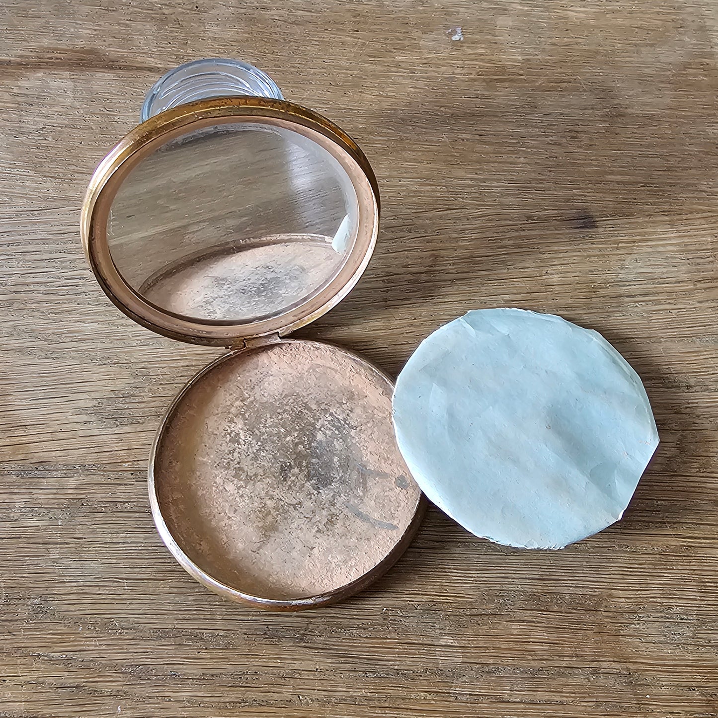 circa. 1940s gold-tone powder compact with chain-link border design