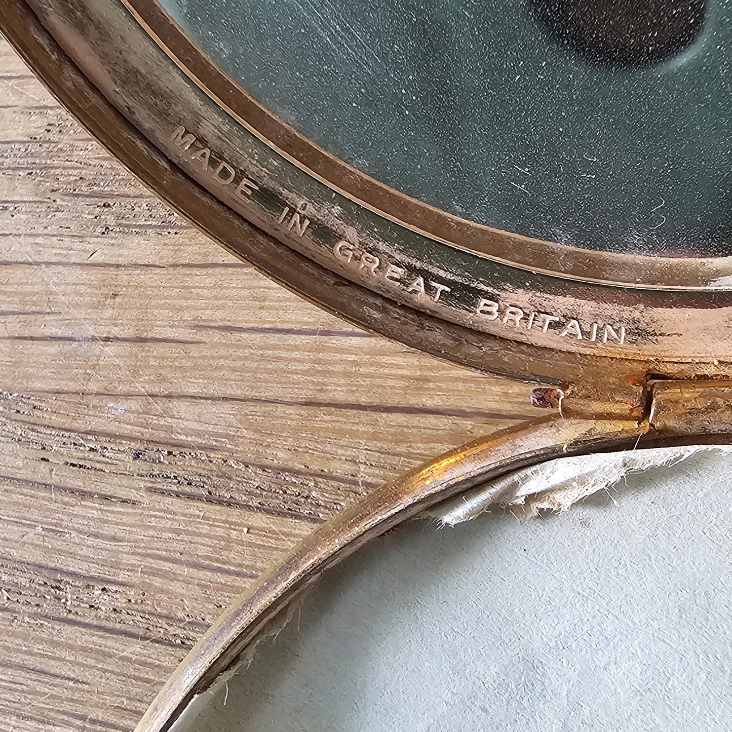 circa. 1940s gold-tone powder compact with chain-link border design