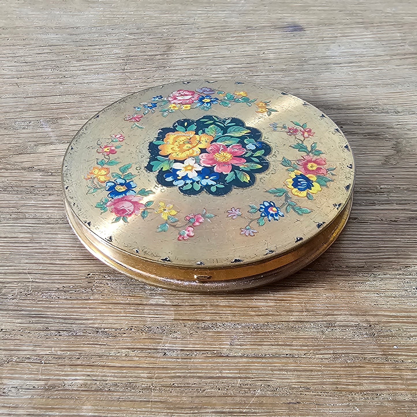1950s gold-tone powder compact with floral transfer decoration