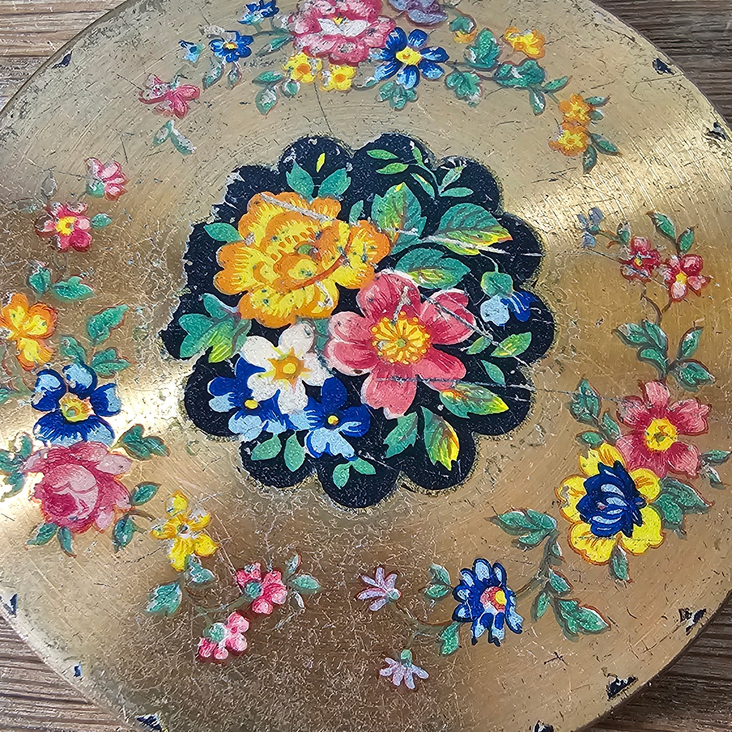 1950s gold-tone powder compact with floral transfer decoration