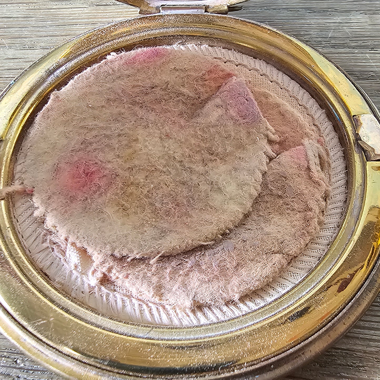 1950s gold-tone powder compact with floral transfer decoration
