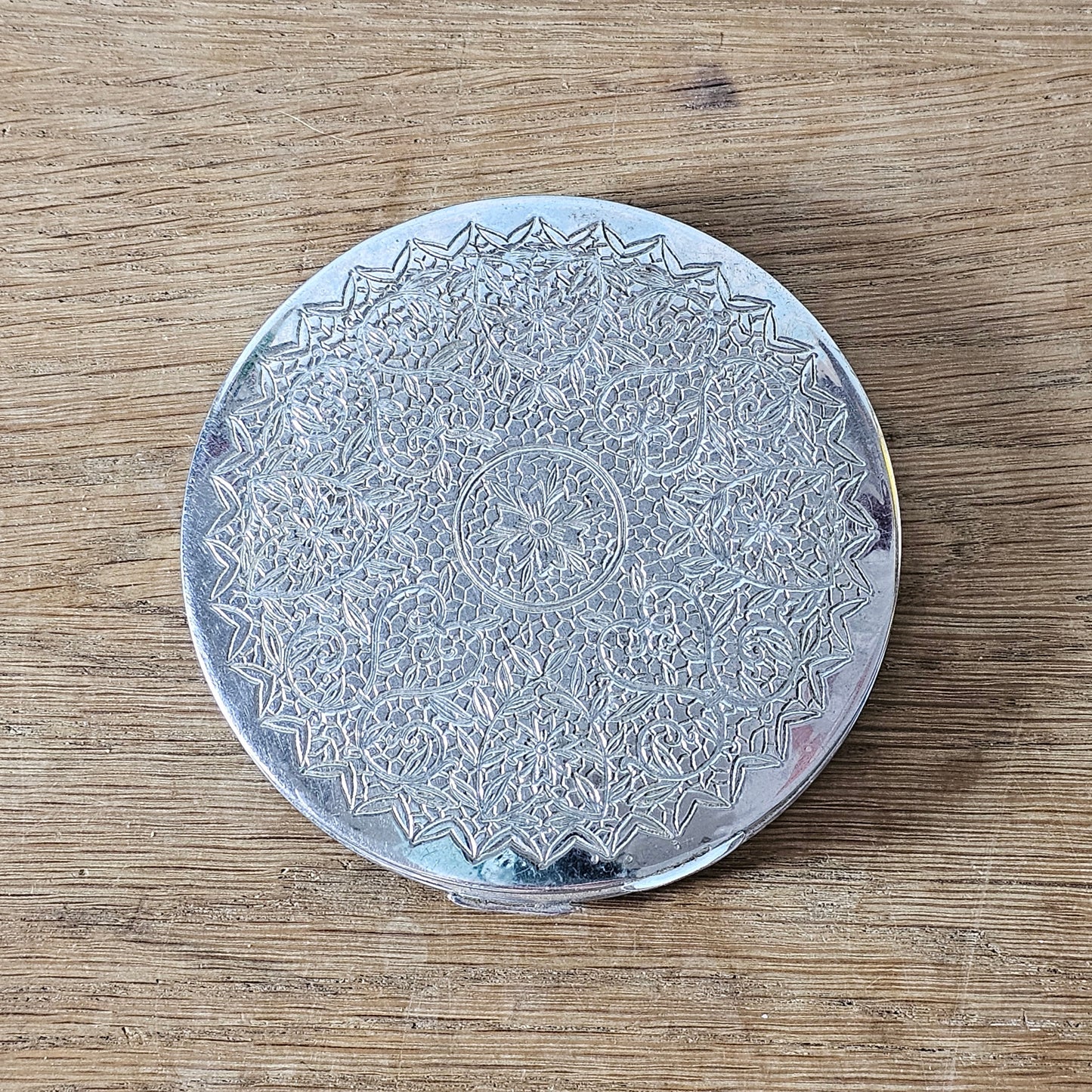 circa. 1940s rare "Maravilla" silver-tone engraved compact (empty)