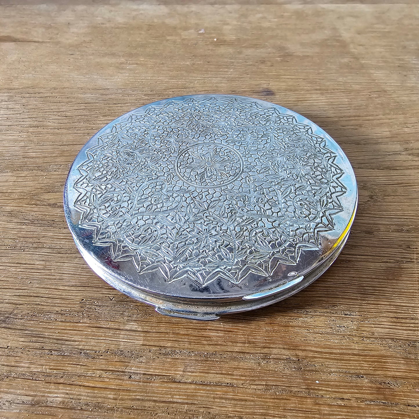 circa. 1940s rare "Maravilla" silver-tone engraved compact (empty)