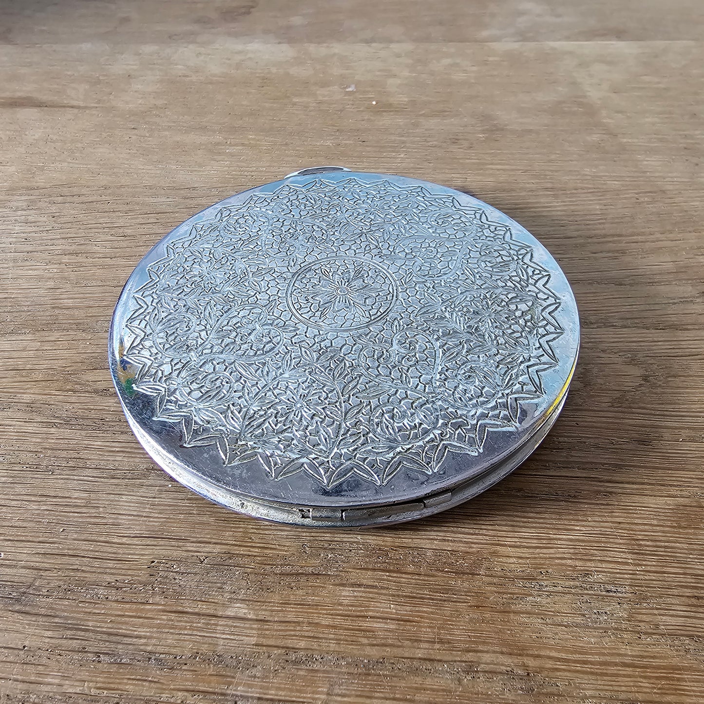 circa. 1940s rare "Maravilla" silver-tone engraved compact (empty)