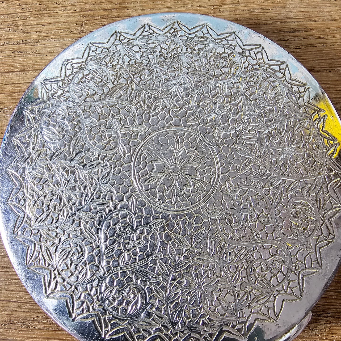circa. 1940s rare "Maravilla" silver-tone engraved compact (empty)