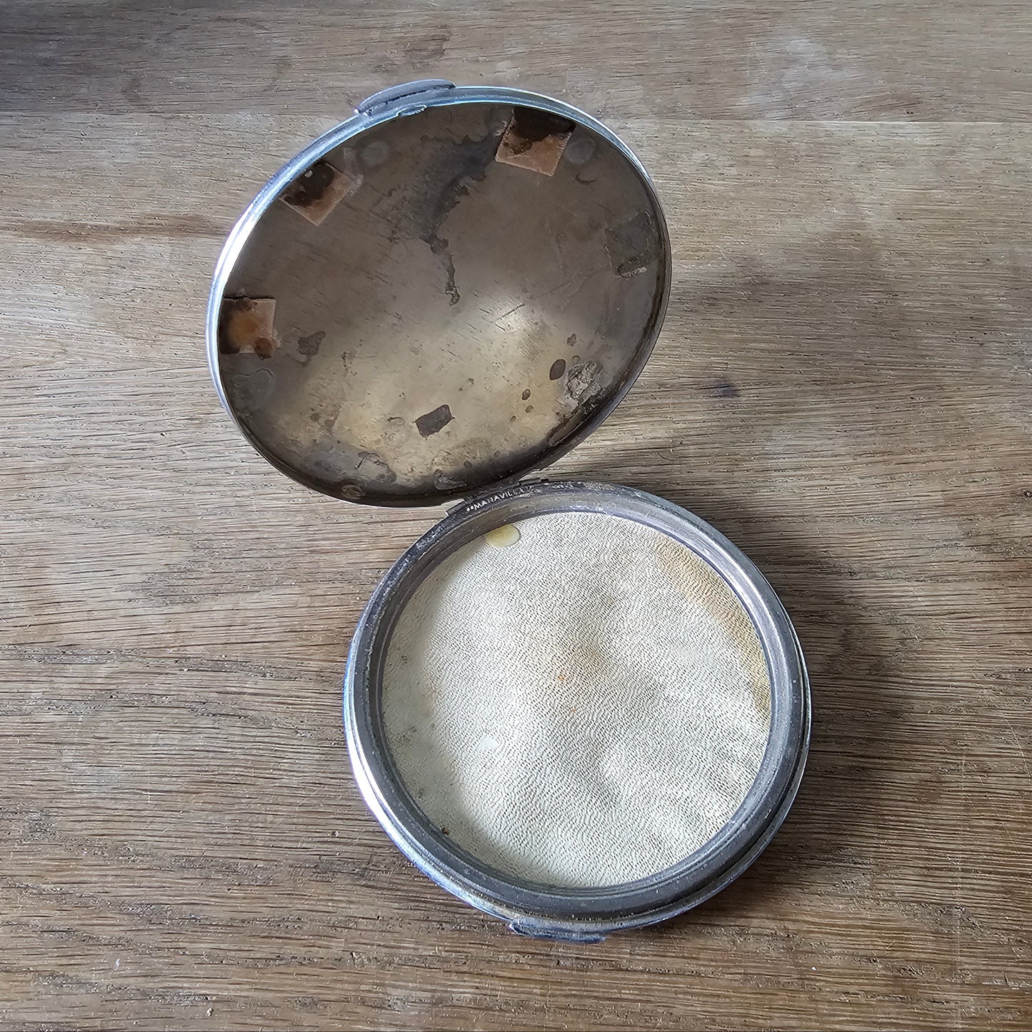circa. 1940s rare "Maravilla" silver-tone engraved compact (empty)