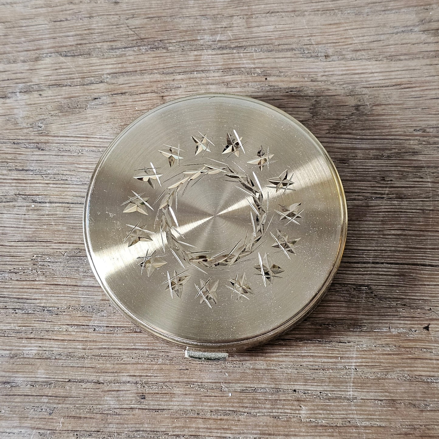 1950s Margaret Rose gold-tone powder compact with engraved starburst design