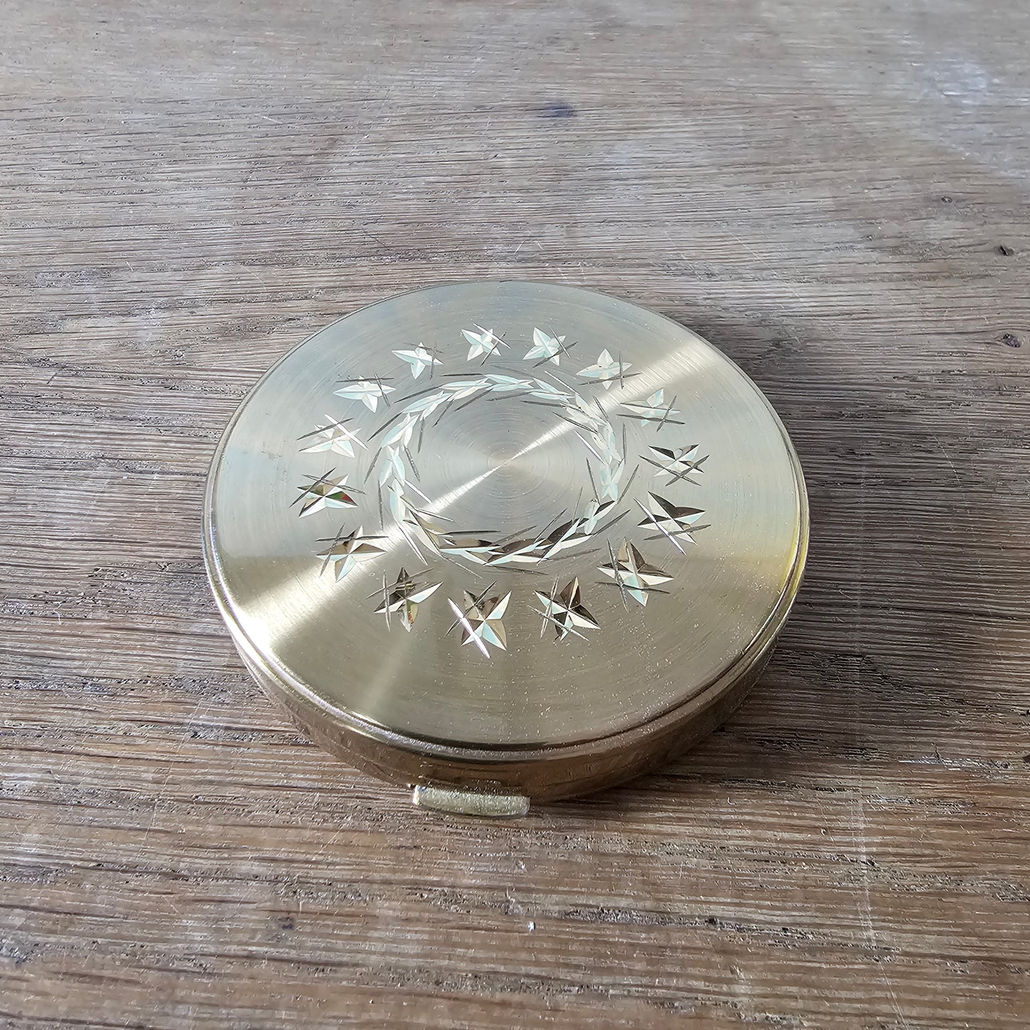 1950s Margaret Rose gold-tone powder compact with engraved starburst design