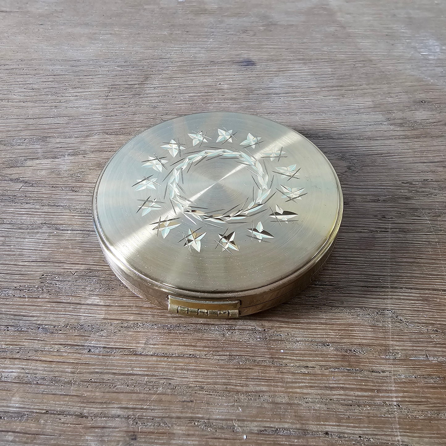 1950s Margaret Rose gold-tone powder compact with engraved starburst design