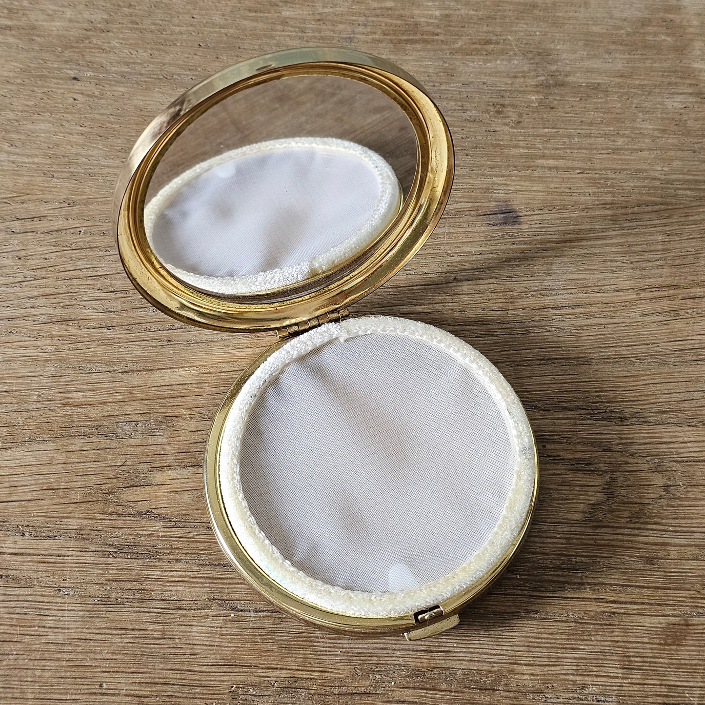 1950s Margaret Rose gold-tone powder compact with engraved starburst design