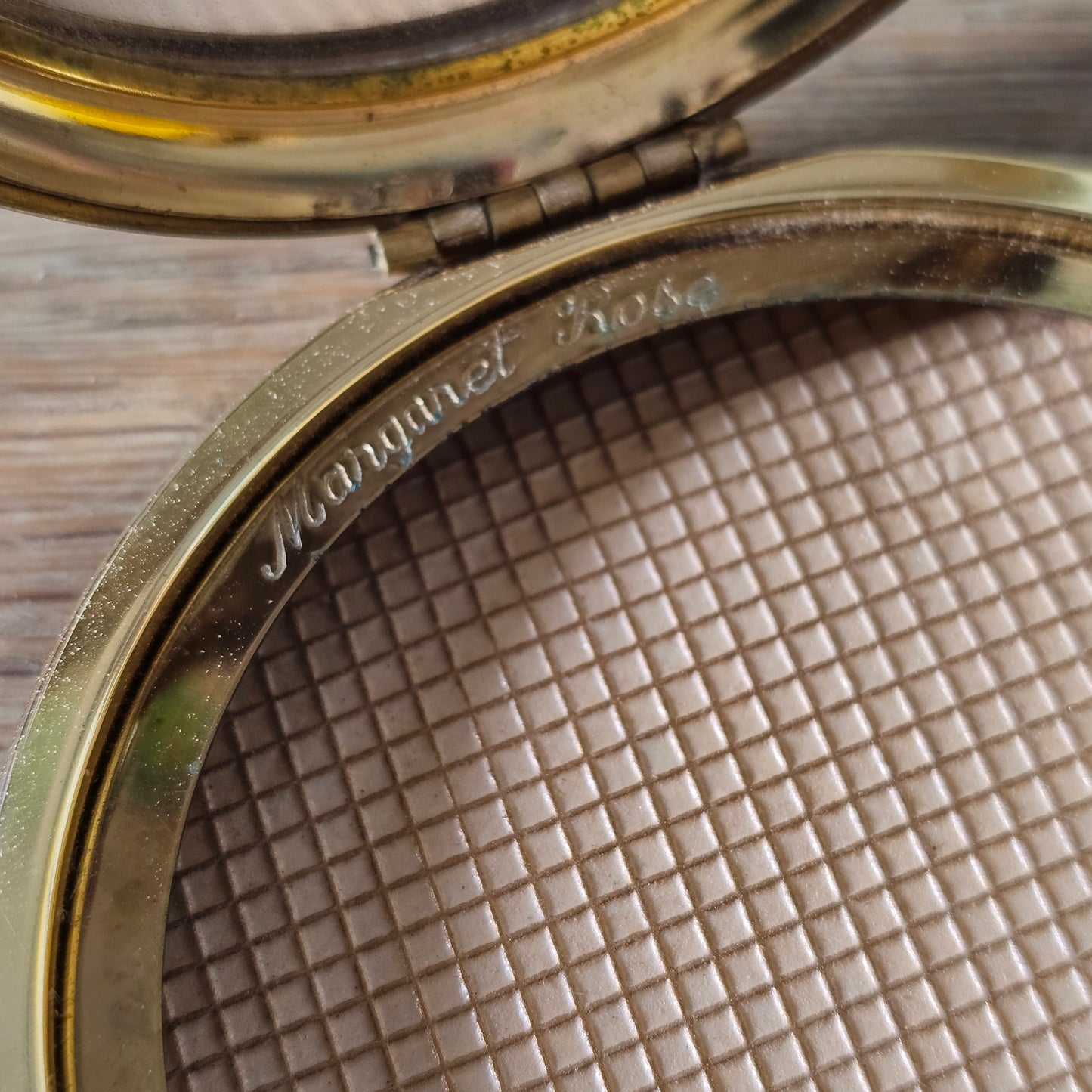 1950s Margaret Rose gold-tone powder compact with engraved starburst design
