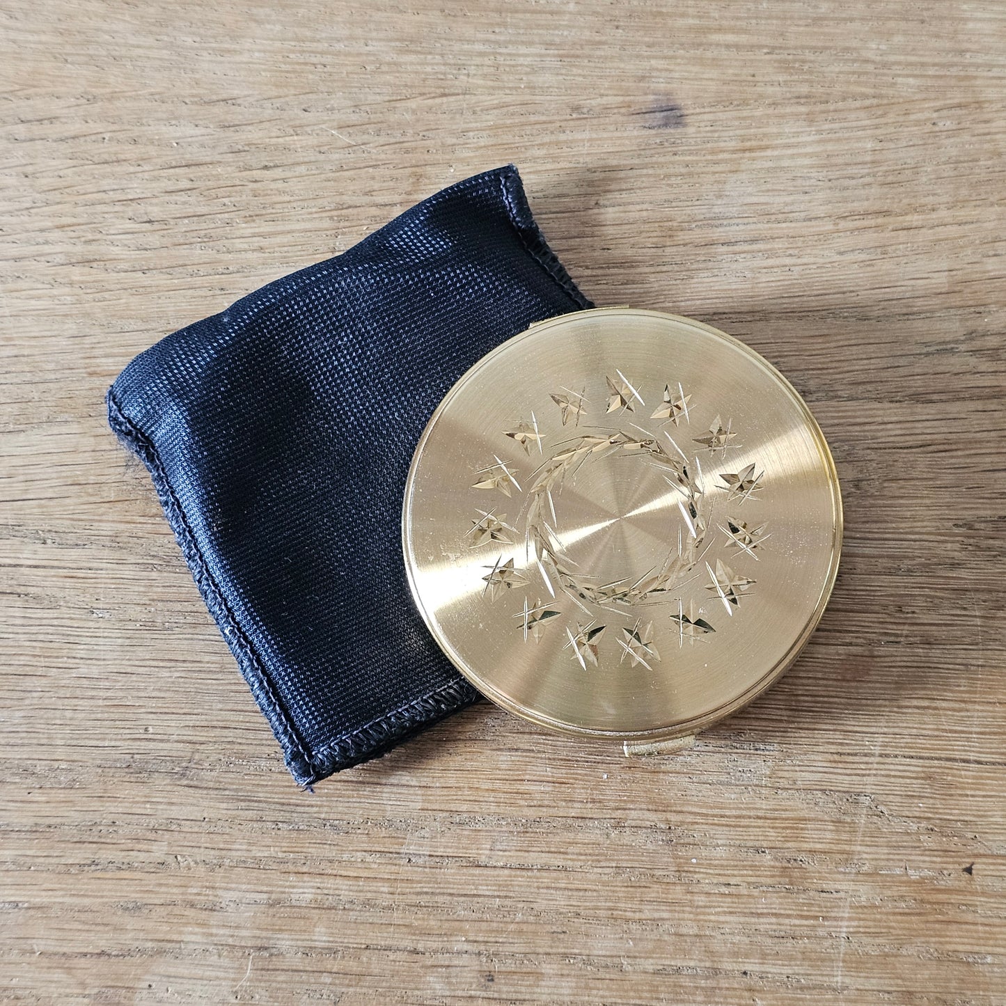 1950s Margaret Rose gold-tone powder compact with engraved starburst design
