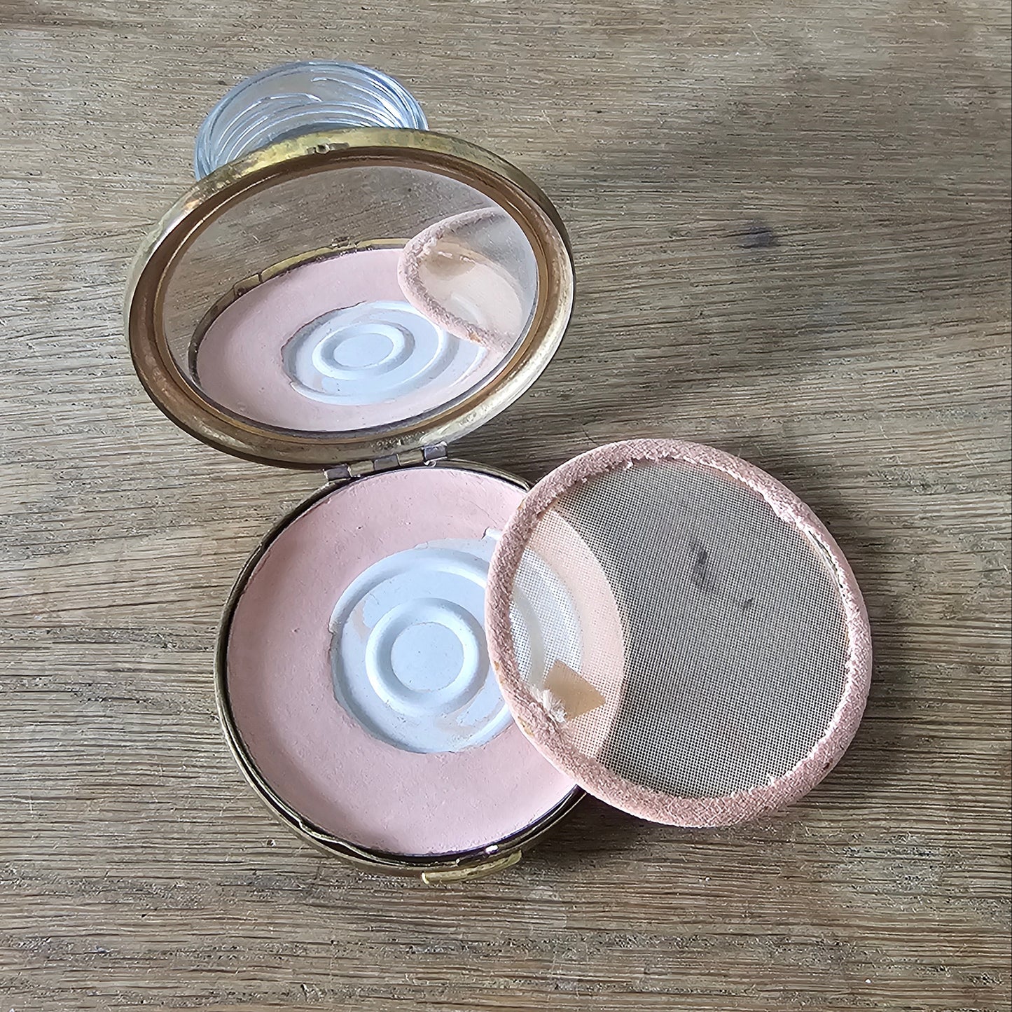 1950s gold-tone powder compact with deer silhouette design