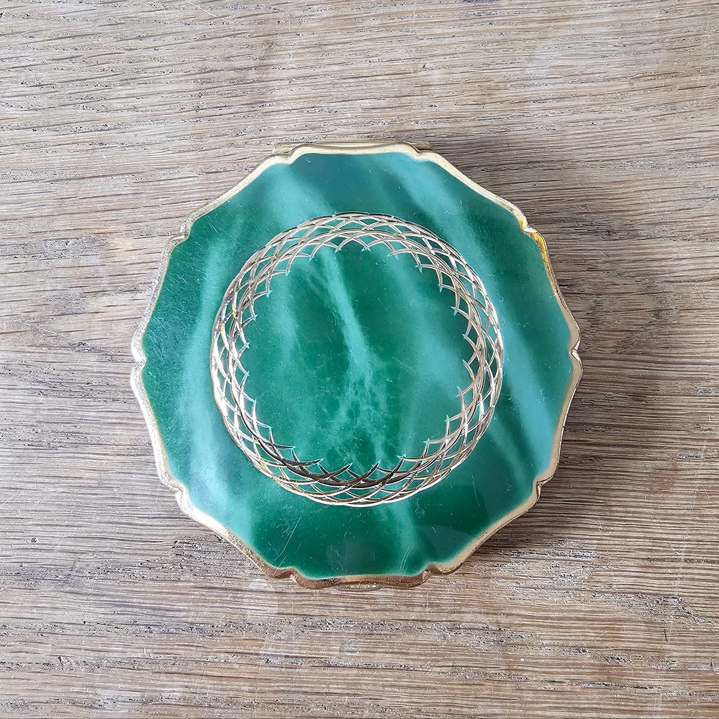1950s/60s Stratton marbled jade green compact with gold woven circlet design
