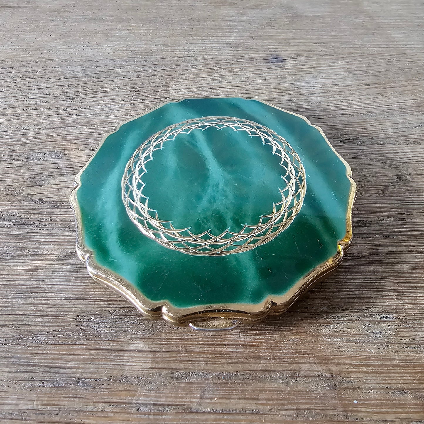 1950s/60s Stratton marbled jade green compact with gold woven circlet design