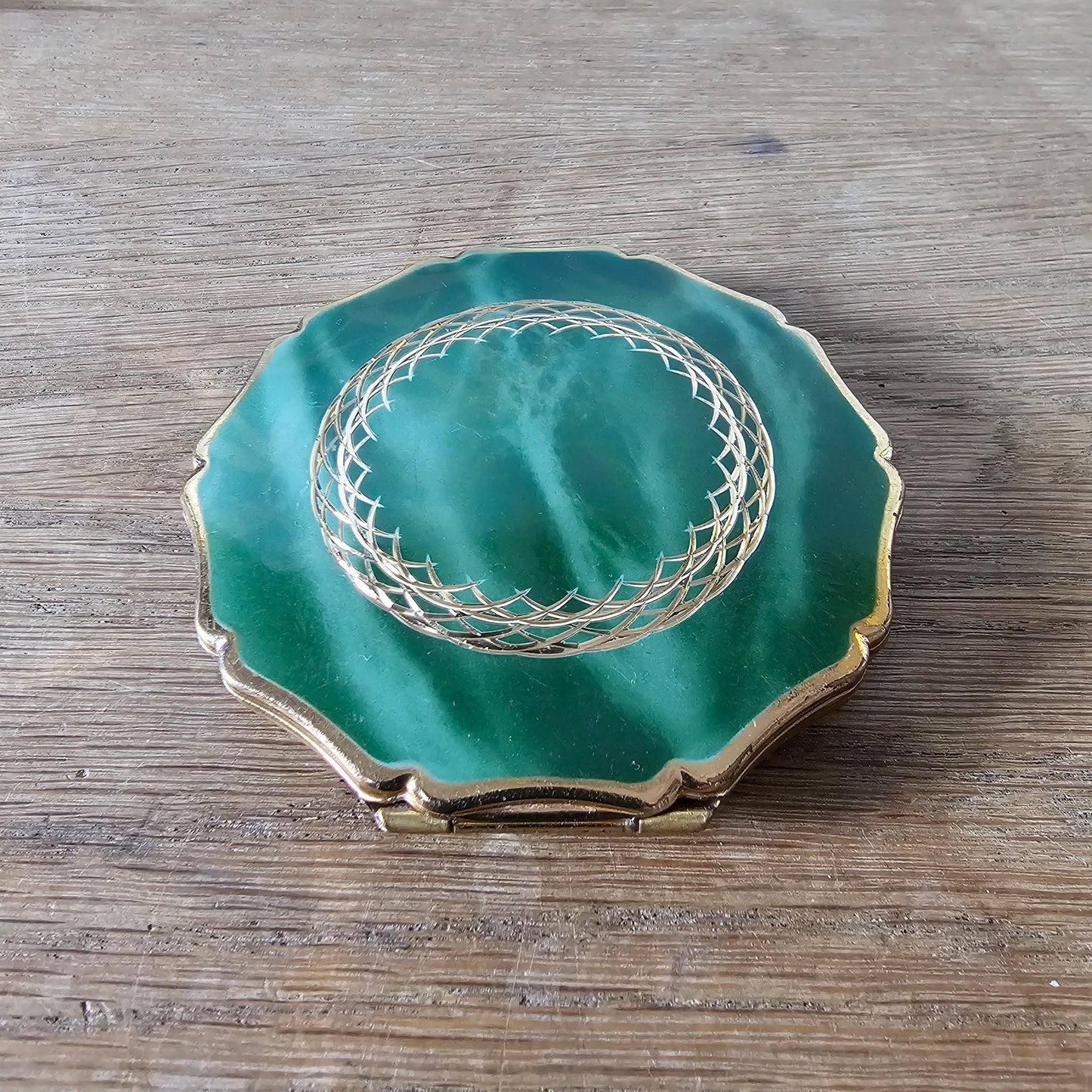 1950s/60s Stratton marbled jade green compact with gold woven circlet design