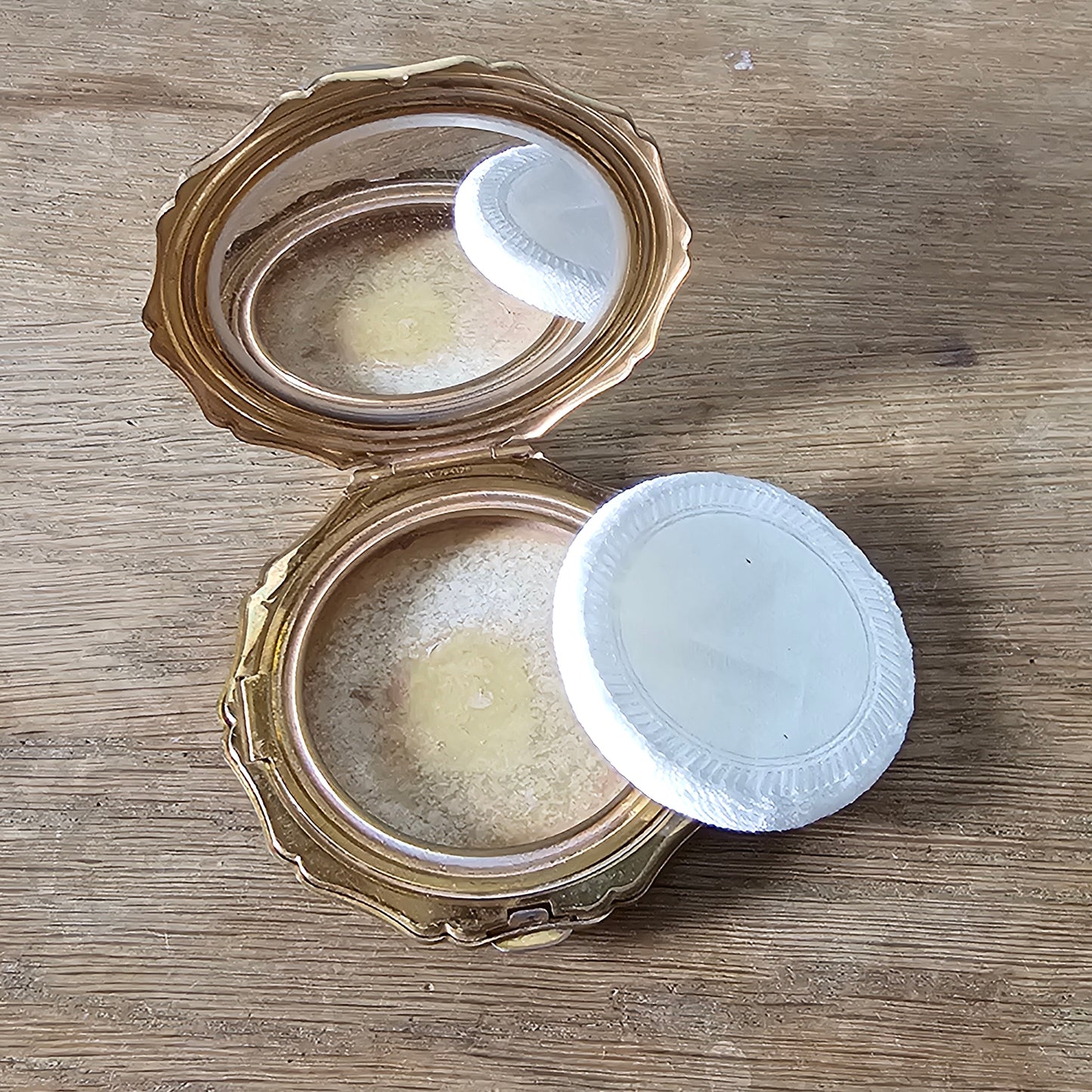 1950s/60s Stratton marbled jade green compact with gold woven circlet design