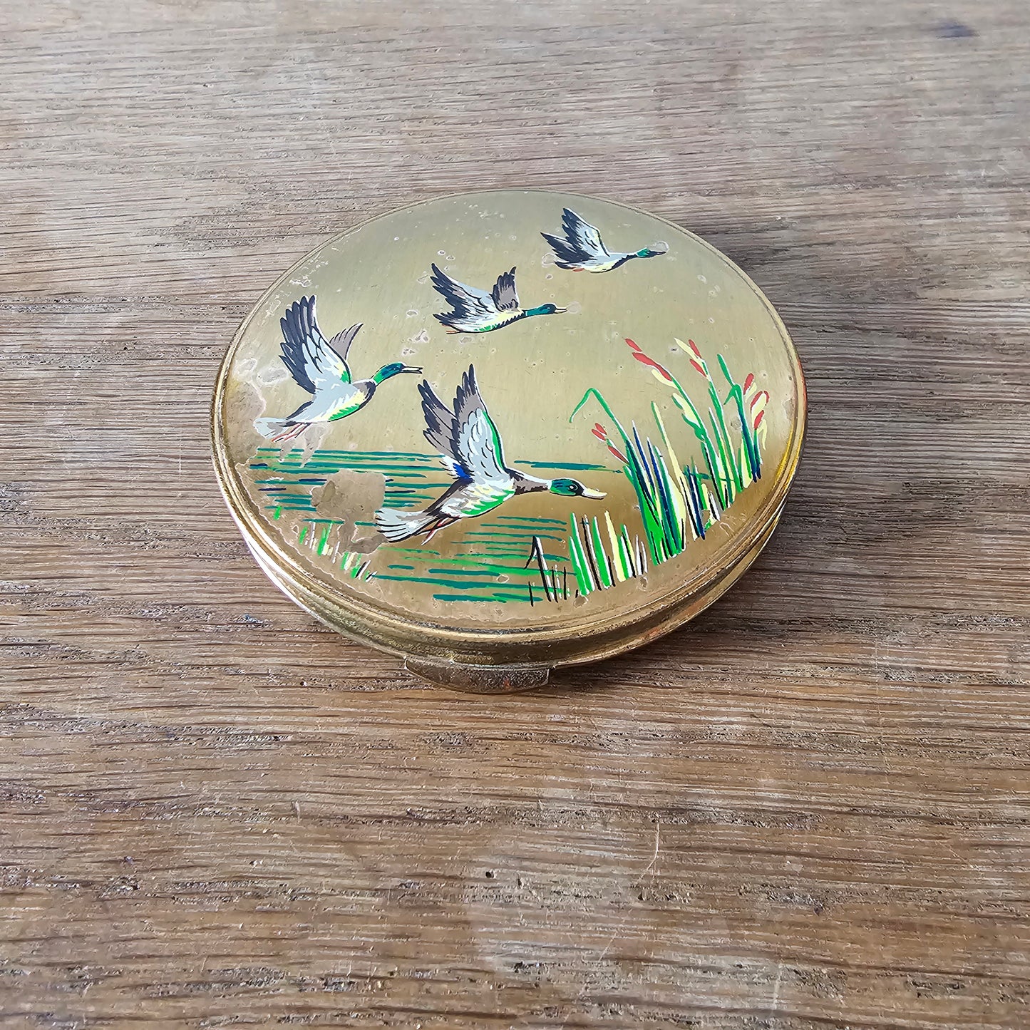 1950s/60s gold-tone flying ducks powder compact