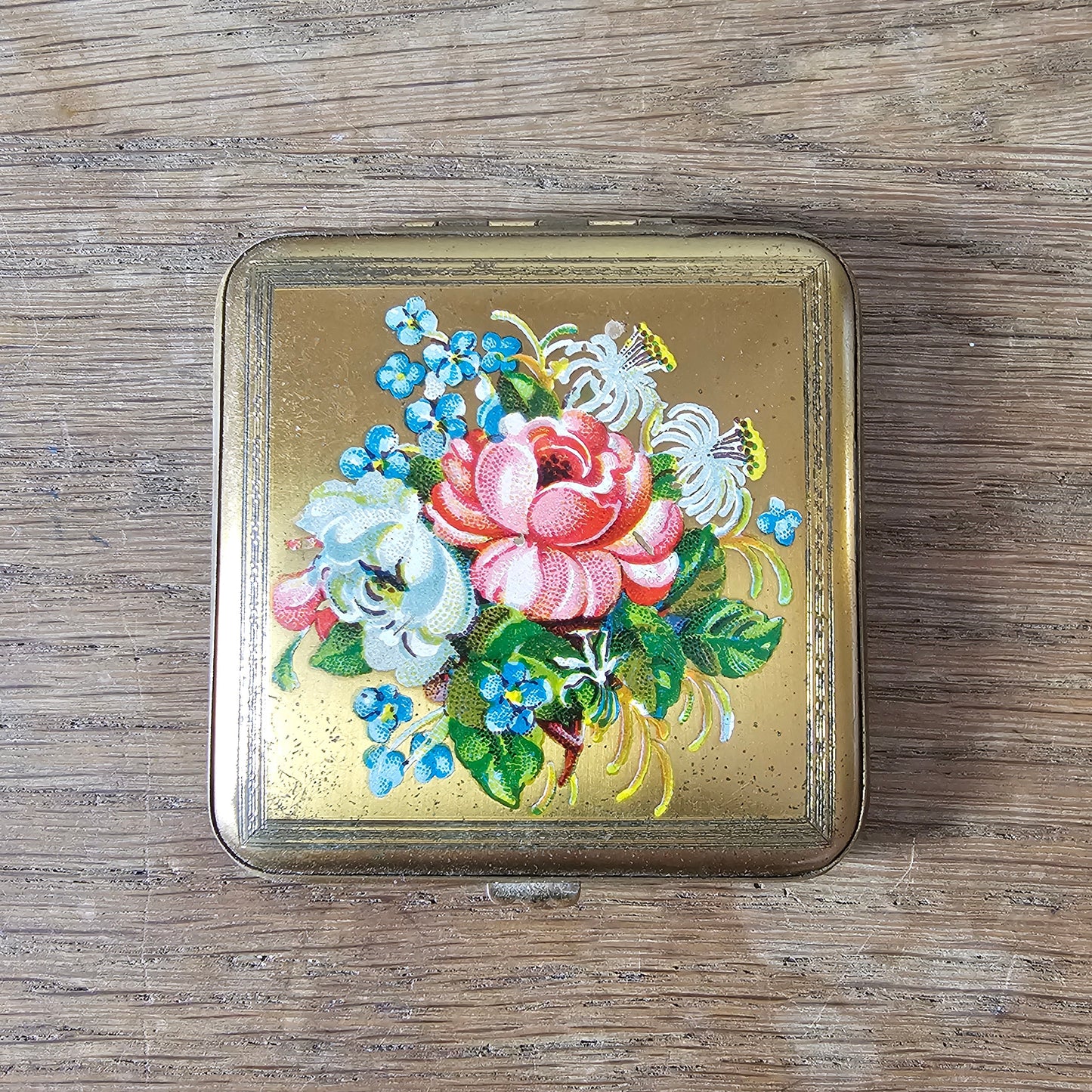 1950s Gwenda gold-tone floral powder compact