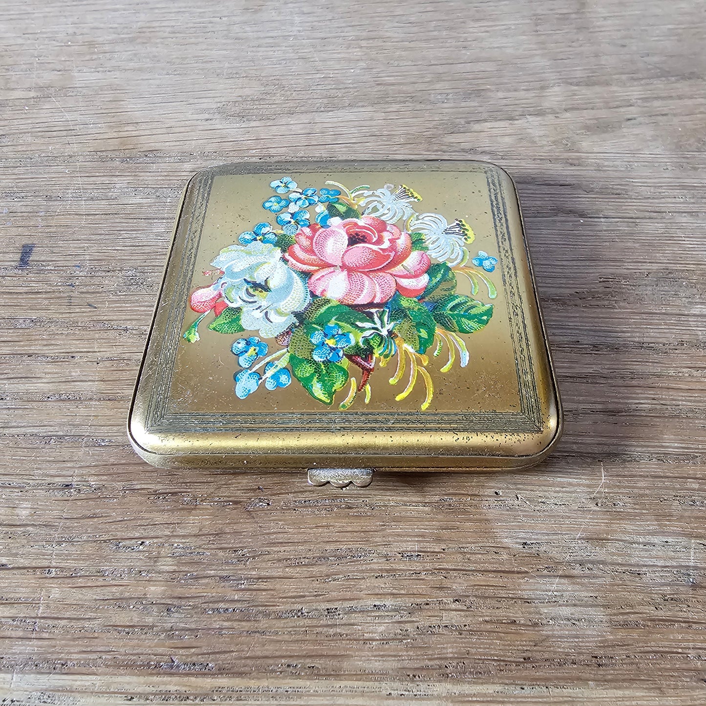 1950s Gwenda gold-tone floral powder compact