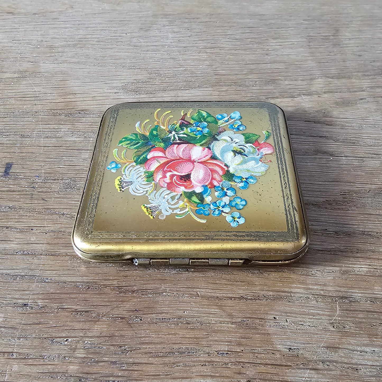 1950s Gwenda gold-tone floral powder compact